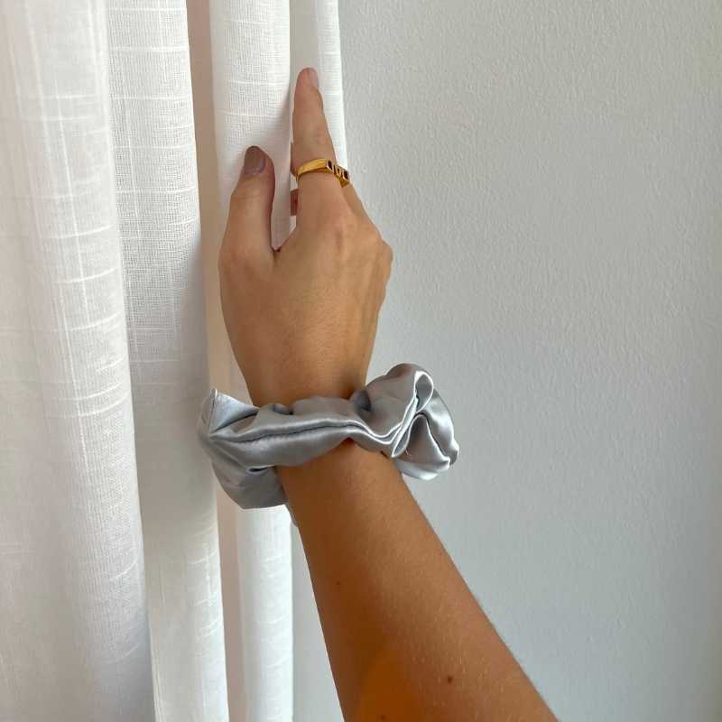 SIDEN SCRUNCHIE STOR - SILVER - Bild 3