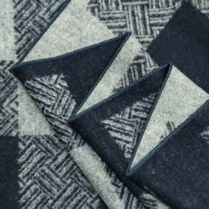 Borstad Sidenhalsduk – 100% Mullbärssiden | Deep Blue Mosaic
